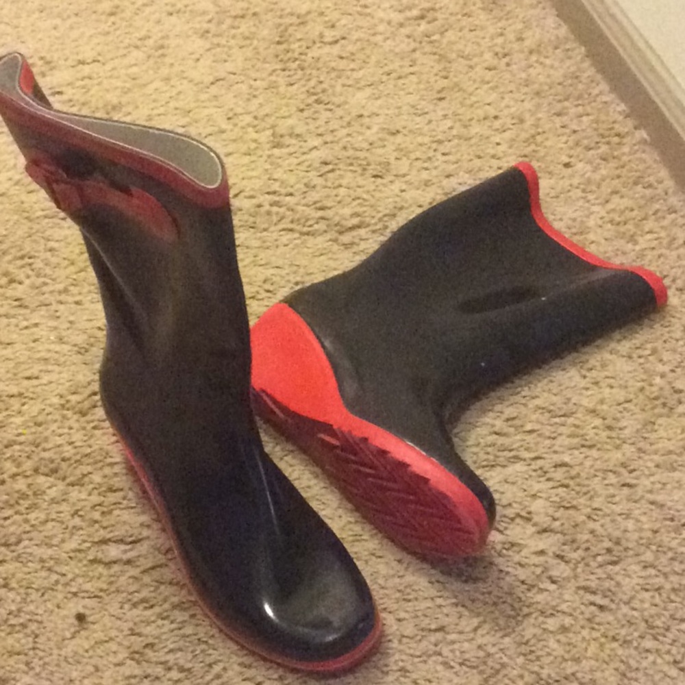 Wedged rain boots in a great color